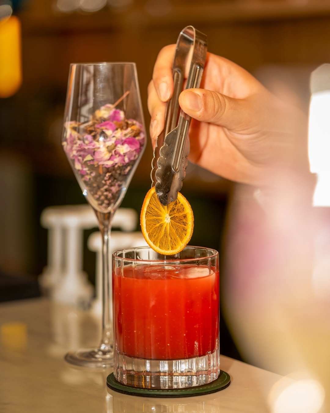 Un cocktail préparé au bar