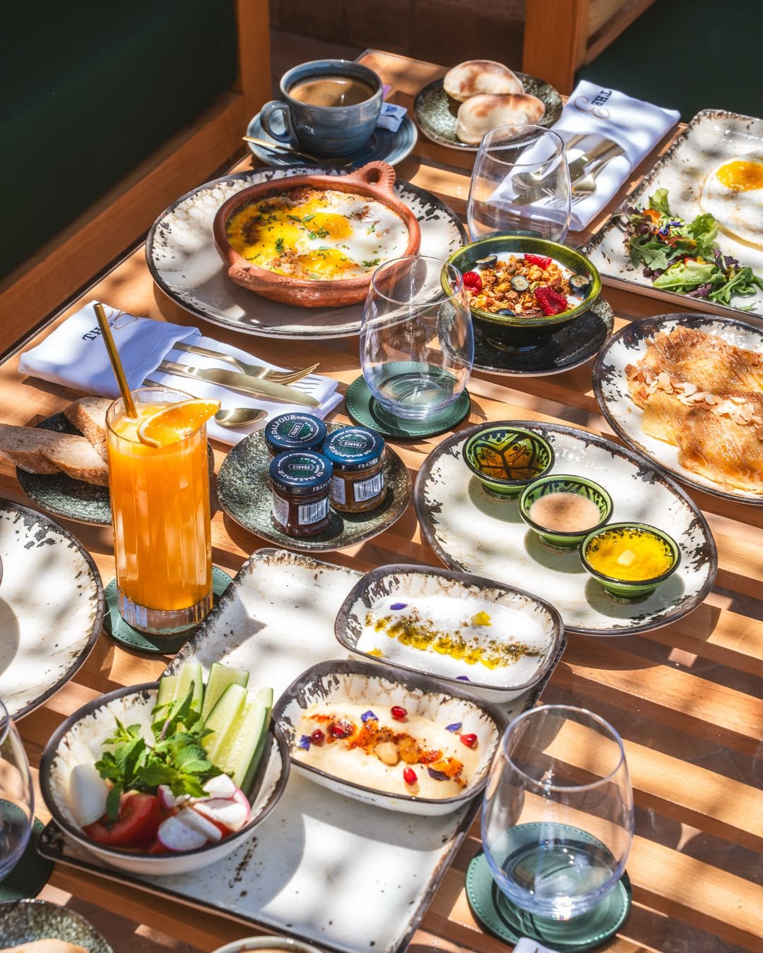 Une table de petit-déjeuner